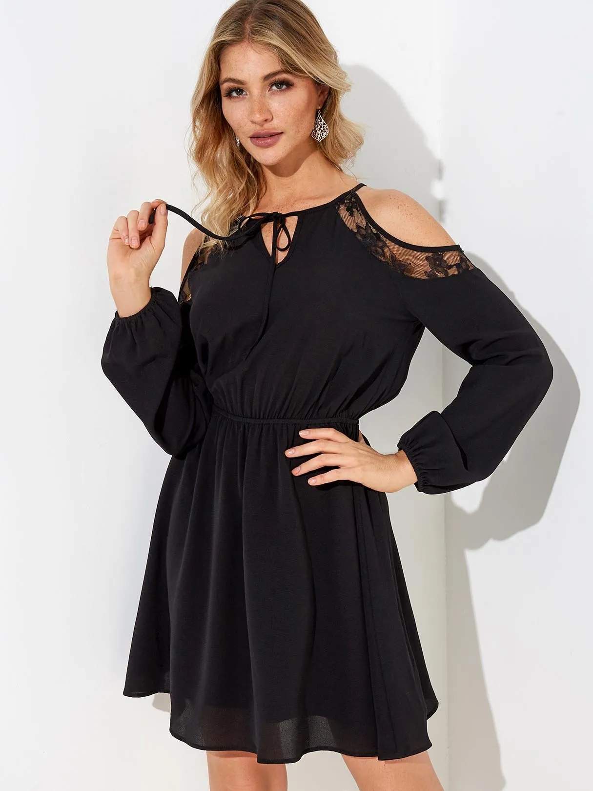 Wholesale Black Round Neck Cold Shoulder Long Sleeve Plain Lace Lace-Up Casual Dress