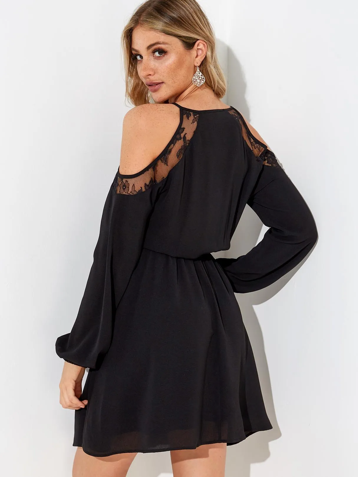 Wholesale Black Round Neck Cold Shoulder Long Sleeve Plain Lace Lace-Up Casual Dress