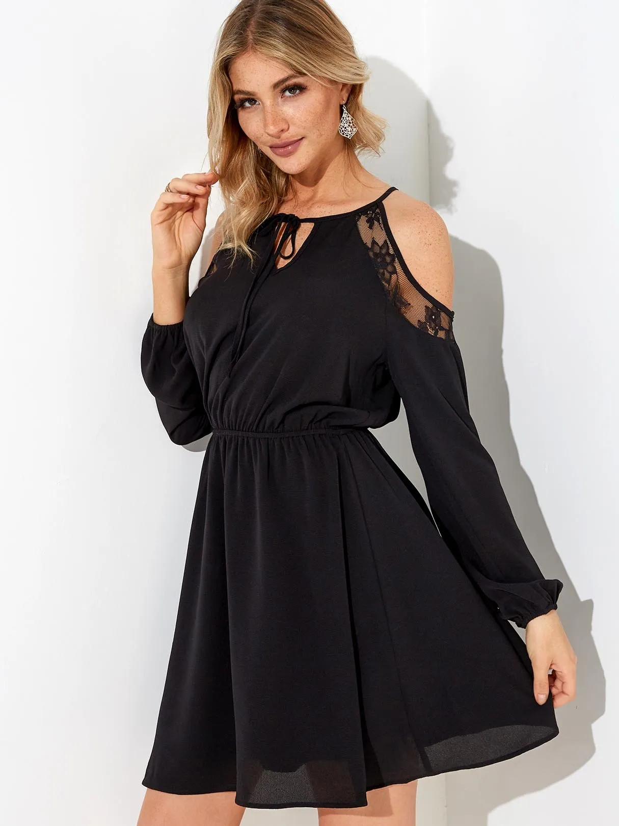 Wholesale Black Round Neck Cold Shoulder Long Sleeve Plain Lace Lace-Up Casual Dress